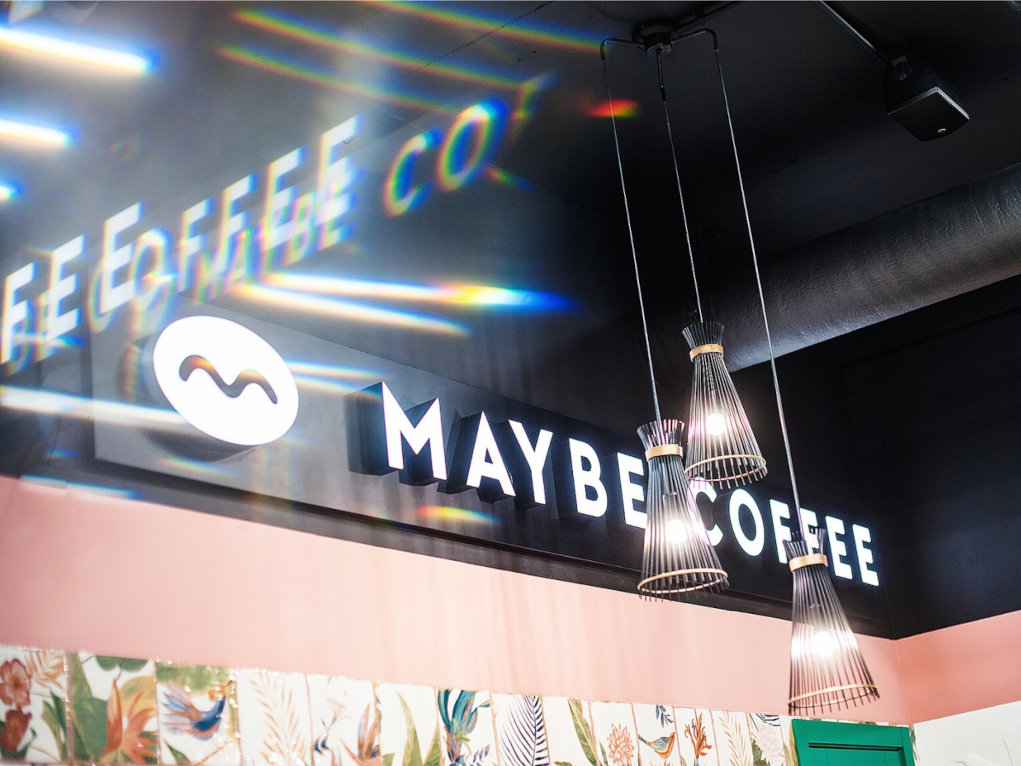 Световая интерьерная вывеска для кафе "Maybe Coffee"